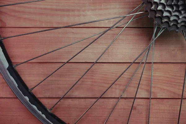Nahaufnahme Von Fahrradteilen Auf Rotem Holzgrund — Stockfoto