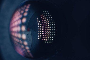 Pembe yansıma ışığı arka planına sahip koyu renk mercekli Güzel Kamera Merceklerini kapat. Makro görünüm.