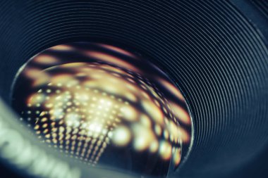 Koyu renkli, parlak sarı arka planı olan güzel kamera lensleri. Makro görünüm.