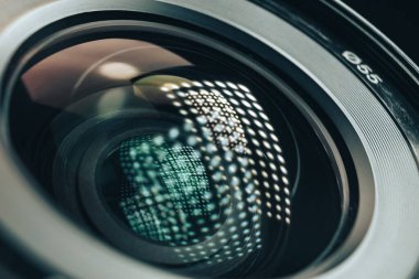 Tasarım için ışık yansıtmalı güzel kamera lensi.