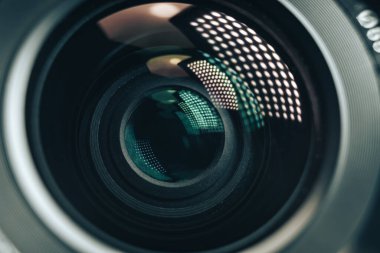 Çok renkli cam yansıtmalı güzel bir kamera deliğini kapat. Makro görünüm.