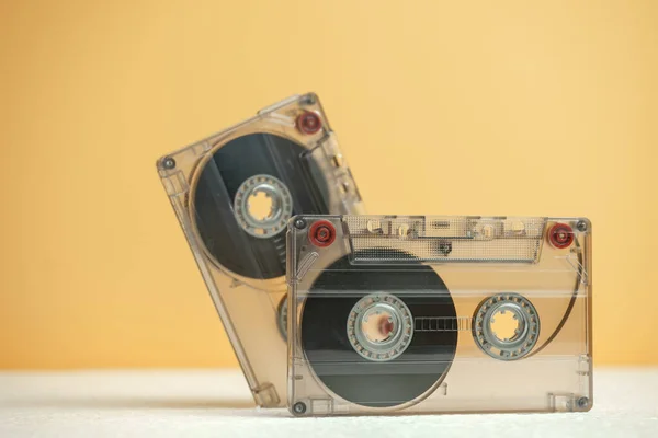 Krásné Audio Kazety Pásku Bílém Stole Žlutý Prostor Minimalismus Retro — Stock fotografie