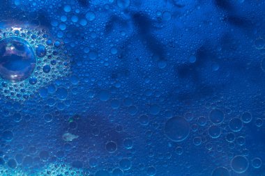 Güzel soyut mavi su kabarcıkları. Tasarım için arkaplan modeli. Makro fotoğrafçılık görünümü.