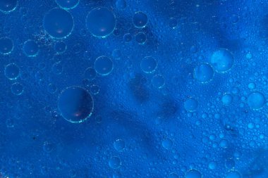 Güzel soyut mavi su kabarcıkları. Tasarım için arkaplan modeli. Makro fotoğrafçılık görünümü.