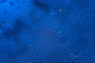 Güzel soyut mavi su kabarcıkları. Tasarım için arkaplan modeli. Makro fotoğrafçılık görünümü.