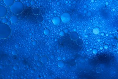 Güzel, soyut, hayali, mavi, açık renkli suyu kapatın. Tasarım için arkaplan modeli. Makro fotoğrafçılık görünümü.