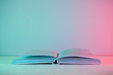 Neon ışıkta güzel, eski kitap sayfaları. Minimalizm retro tarzı konsept. 80 'ler. Tasarım için arkaplan deseni.