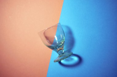 Güzel soyut arkaplan şarabı ışık huzmeleri kırılma, sarı ve mavi pastel renk arkaplan, soyut tasarım parlak eğlence düzlüğü, renkli arkaplanda cam gölgelerin arasından ışık.