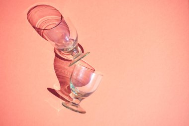 Güzel soyut arkaplan şarabı ışık huzmeleri mercan pastel renk arkaplan, soyut tasarım parlak eğlence düzlüğü, renkli arka planda cam gölgeler arasında ışık.