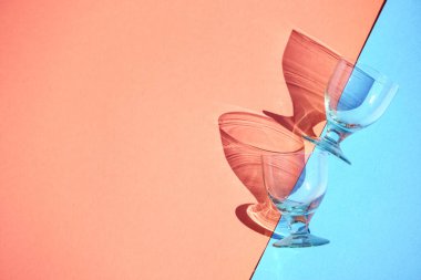 Güzel soyut arkaplan şarabı ışık huzmeleri kırılma, sarı ve mavi pastel renk arkaplan, soyut tasarım parlak eğlence düzlüğü, renkli arkaplanda cam gölgelerin arasından ışık.