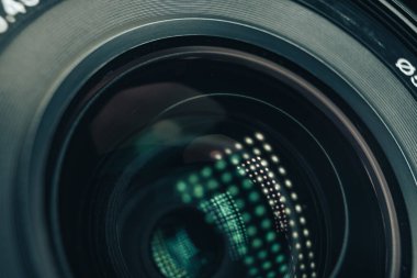 Çok renkli cam yansıtmalı güzel bir kamera deliğini kapat. Makro görünüm.