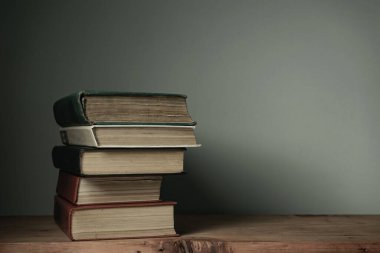 Eski kırmızı ahşap bir masa ve beyaz bir arka plan üzerinde güzel açık kitaplar..