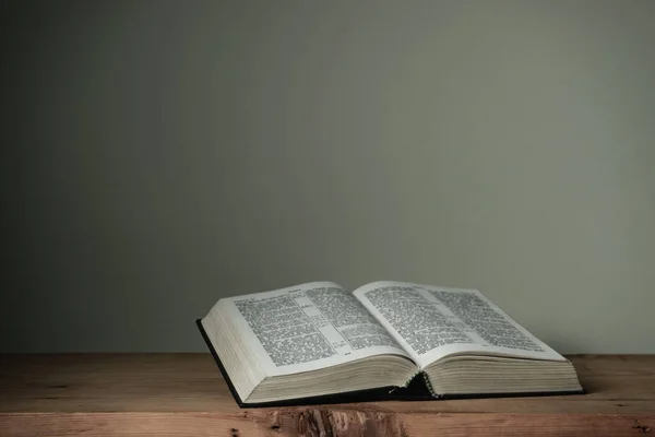 Offene Bibel Auf Rotem Holztisch Und Weißem Wandhintergrund Religionskonzept — Stockfoto