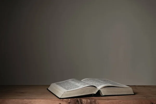 Ανοίξτε Την Αγία Γραφή Ένα Κόκκινο Ξύλινο Τραπέζι Και Λευκό — Φωτογραφία Αρχείου
