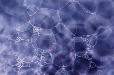 Güzel, mor, soyut sabun köpüklerini kapatın. Tasarım için arkaplan modeli. Makro fotoğrafçılık görünümü.