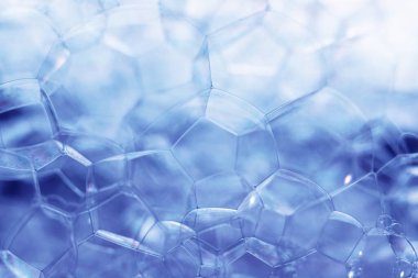 Güzel mavi sabun köpüklerini kapatın. Tasarım için arkaplan modeli. Makro fotoğrafçılık görünümü.