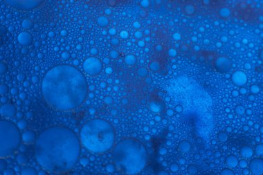 Güzel, soyut, hayali, mavi, açık renkli suyu kapatın. Tasarım için arkaplan modeli. Makro fotoğrafçılık görünümü.