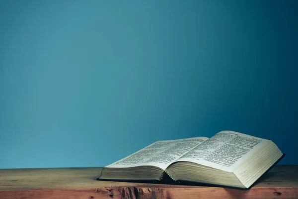 Nyisd Holly Bibliát Egy Vörös Asztalon Gyönyörű Kék Fal Háttér — Stock Fotó