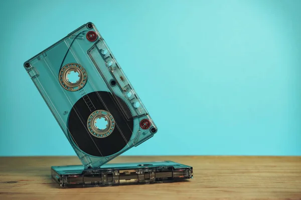 Schöne Audiokassette Auf Rotem Holztisch Und Blauem Raum Minimalismus Retro — Stockfoto