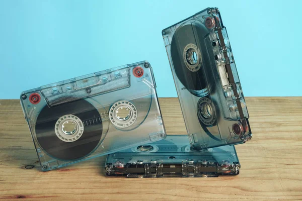 Close Audio Kassette Band Auf Einem Roten Holztisch Und Blauem — Stockfoto