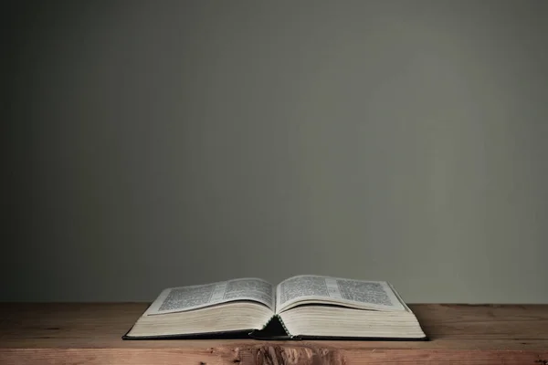 Offene Bibel Auf Rotem Holztisch Und Weißem Wandhintergrund Religionskonzept — Stockfoto