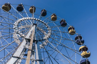 Mavi gökyüzü arka planındaki lunaparkın güzel renkli dönme dolabı.