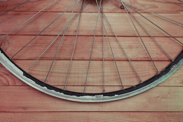 Nahaufnahme Von Fahrradteilen Auf Rotem Holzgrund — Stockfoto