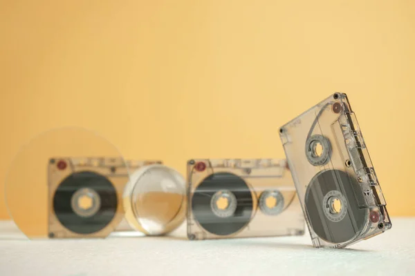아름다운 오디오 카세트 테이프가 테이블과 노란색 공간에 Minimalism Retro 스타일 — 스톡 사진