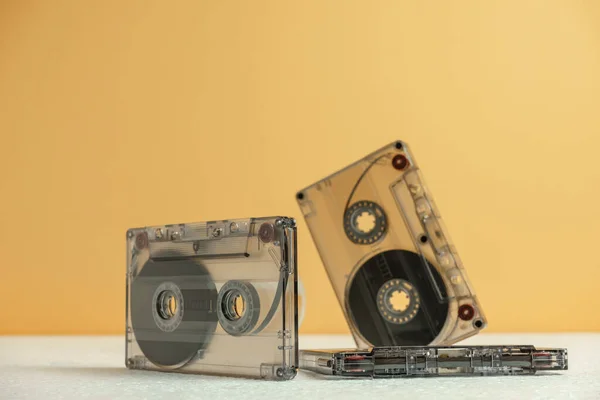 Krásné Audio Kazety Pásku Bílém Stole Žlutý Prostor Minimalismus Retro — Stock fotografie