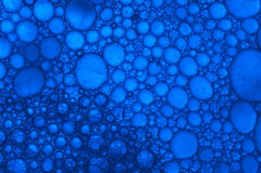 Çok güzel soyut mavi baloncukları suyla kapatın. Tasarım için soyut doğa devriyesi. 