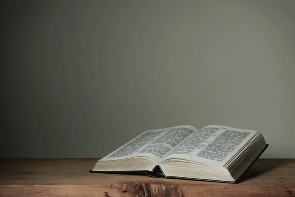 Offene Bibel Auf Rotem Holztisch Und Weißem Wandhintergrund Religionskonzept — Stockfoto