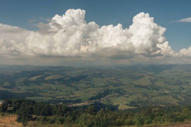 Carpatian yaz manzarası. Mavi arkaplanda güzel dağlar.