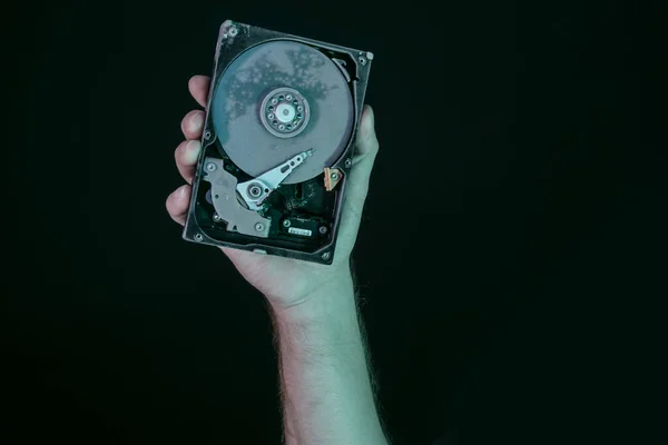 Tangan Memegang Detail Terbuka Beku Hard Disk Konsep Informasi Perlindungan — Stok Foto