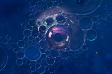 Tasarım için güzel soyut mavi baloncuklar arka plan deseni. Arkaplan, pankart için sıvı dokusu.