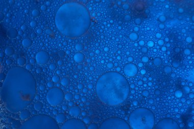 Güzel, soyut, hayali, mavi, açık renkli suyu kapatın. Tasarım için arkaplan modeli. Makro fotoğrafçılık görünümü.