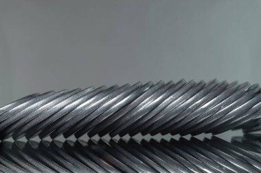 Sikkeyi cam masaya yakın, madeni para arka planında. Makro fotoğrafçılık görünümü.