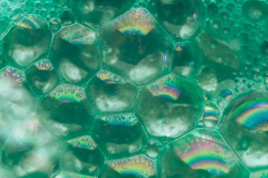 Güzel, yeşil, soyut sabun köpüklerini kapatın. Tasarım için arkaplan modeli. Makro fotoğrafçılık görünümü.