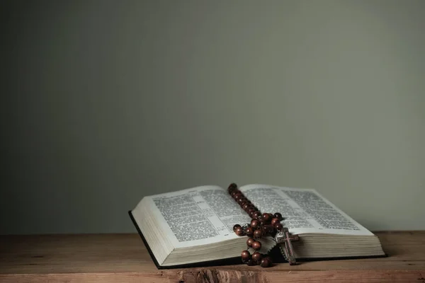 Ouvrir Sainte Bible Sur Une Table Bois Rouge Fond Mur — Photo
