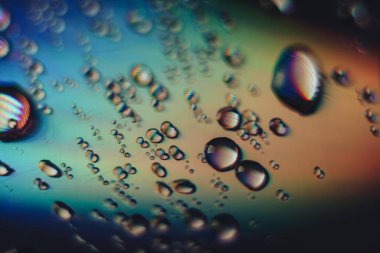 Holografik efektin çok renkli çok güzel su damlası. Tasarım için arkaplan modeli. Makro fotoğrafçılık görünümü.