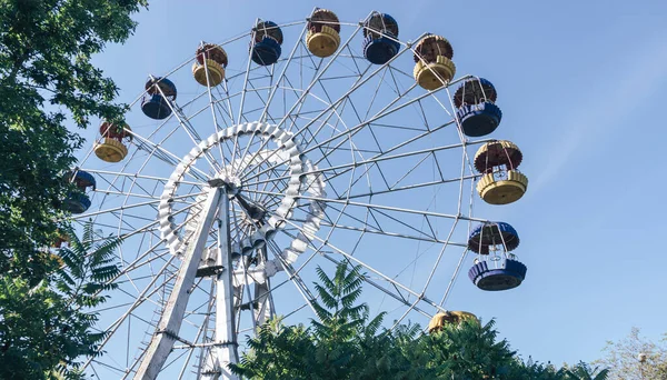 Vacker Retro Färgglada Pariserhjul Nöjesparken Den Blå Himlen Bakgrund — Stockfoto