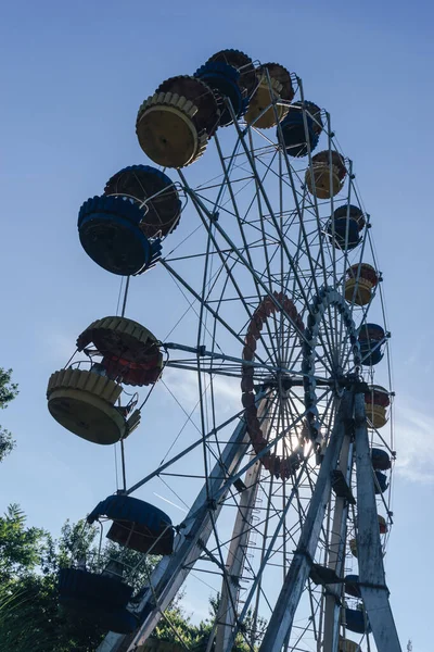 Prachtige Retro Kleurrijke Reuzenrad Van Het Pretpark Blauwe Lucht Achtergrond — Stockfoto