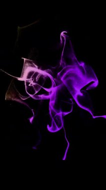 renkli soyut siyah arka plan üzerinde duman