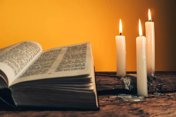 Sainte Bible Avec Chapelet Sur Fond Noir Fonce Avec Des Bougies Allumees Contour La Bible Stock Photo Sainte Bible Avec Chapelet Sur Fond Noir Fonce Avec Des Bougies Allumees Contour La Bible Stock Photo