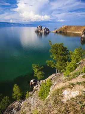 Baykal Gölü 'ndeki Olkhon Adası' nda Burhan Burnu ve Şaman Kayası