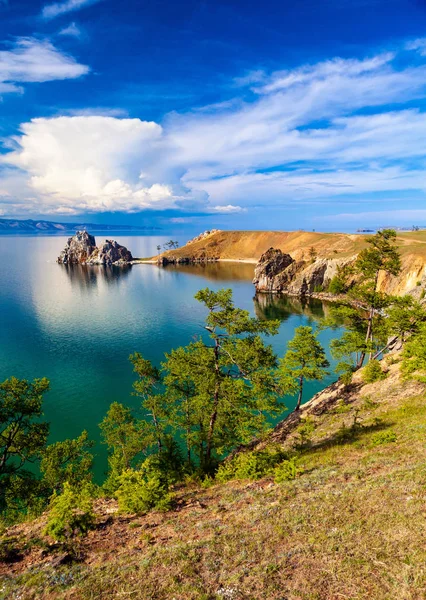 在俄罗斯的贝加尔湖湖 Olkhon 岛上海角白手起家和萨满岩 — 图库照片