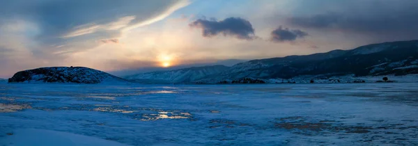 冬のバイカル湖の夕日 ロイヤリティフリーのストック写真