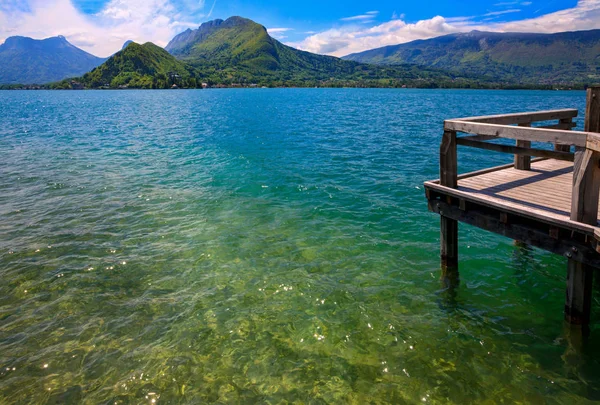 View from a wooden jetty over Lake Annecy — Zdjęcie stockowe