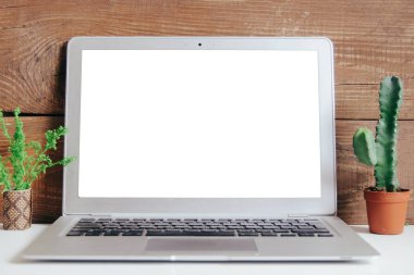 Ahşap yüzeyde boş ekran ile Laptop