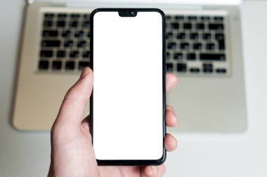 adam el cep telefonu boş akıllı telefon tutmak, beyaz ekran