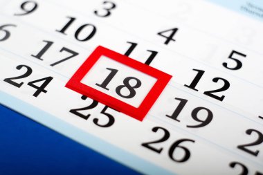 Takvim Closeup üzerinde kırmızı çerçeve. Bulanık arka plan.